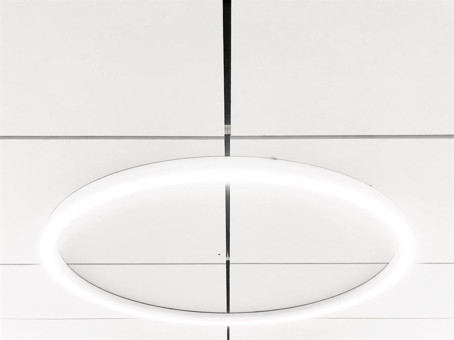 Luminária LED circular acesa embutida em forro branco